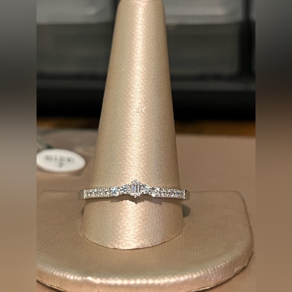 Emerald cut bound ring - Picture 4 of 5